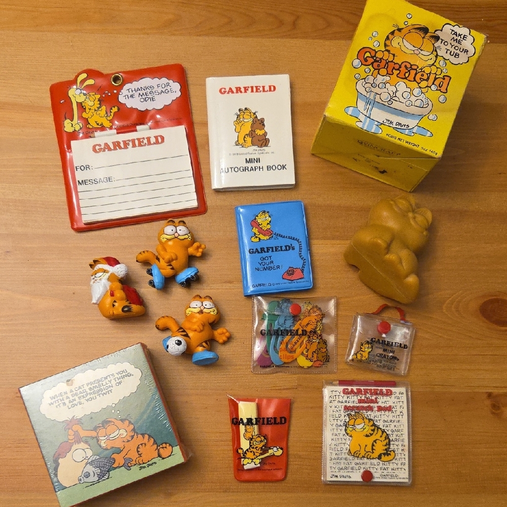 Lot Of 12 Vintage Garfield Items. Figurines Stationary Soap Puzzles